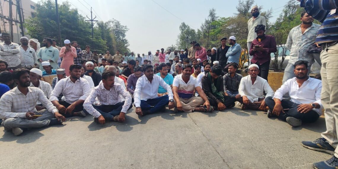 आ. विजयसिंह पंडित पोलिस अधीक्षक यांना बोलले : शेख मुजीब यांच्यासह नगरसेवक, नागरिकांचा ठिय्या