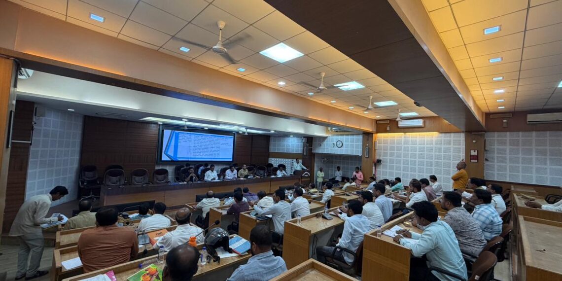 १५ ऑगस्टपर्यंत रेल्वे सुरू झालीच पाहिजे; रस्त्यातील ब्लॅकस्पॉट कमी करा – खा. बजरंग सोनवणे