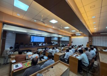 १५ ऑगस्टपर्यंत रेल्वे सुरू झालीच पाहिजे; रस्त्यातील ब्लॅकस्पॉट कमी करा – खा. बजरंग सोनवणे