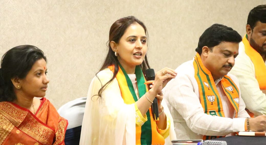 प्रभारी होताच डॉ. प्रितमताई मुंडे यांनी घेतली भाजप पदाधिकाऱ्यांची बैठक