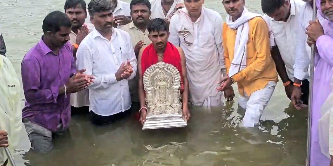 आदिशक्ती संत मुक्ताईंच्या पालखीचे बीड जिल्ह्यात आगमन; पादुकांना गोदावरी स्नान, आज गेवराईत मुक्काम