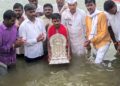 आदिशक्ती संत मुक्ताईंच्या पालखीचे बीड जिल्ह्यात आगमन; पादुकांना गोदावरी स्नान, आज गेवराईत मुक्काम