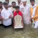आदिशक्ती संत मुक्ताईंच्या पालखीचे बीड जिल्ह्यात आगमन; पादुकांना गोदावरी स्नान, आज गेवराईत मुक्काम