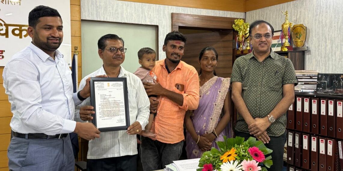 तीन बीएलओंच्या उत्कृष्ट कार्याचा जिल्हाधिकारी विवेक जॉन्सन यांच्या हस्ते सन्मान
