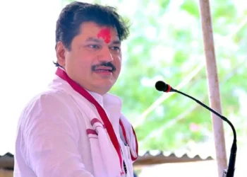 तुतारीचा उमेदवार कशाची शेती करतो हे संपूर्ण जिल्ह्याला कळले