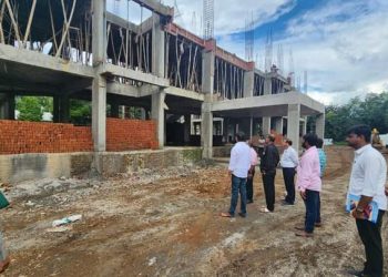 आ.संदीप क्षीरसागरांनी केली काम सुरू असलेल्या आयटीआय इमारतीची पाहणी