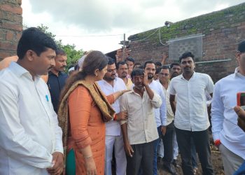 पंकजाताई मुंडे यांनी नुकसानग्रस्त शेतकऱ्यांचे अश्रू पुसले !