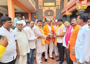 नारायण गडाच्या निधीसाठी शिंदे-फडणवीस सरकार कमी पडणार नाही; मंत्री संदीपान भुमरे नारायण गडावर नतमस्तक!