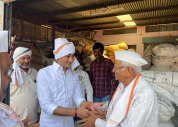 मतदार यादीमध्ये मुळ व्यापार्‍यांची नावे कमी करून घरातील व जिल्हाबाहेरील व्यापार्‍यांचे नावे!