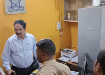 पालकमंञ्यांना फोन लावू का म्हणत सीईओंच्या कॅबीन मध्ये पालकमंञ्यांच्या अघोषित पीएने केला राडा!