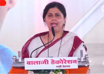 मी कोणापुढे झुकणार नाही — पंकजा मुंडे