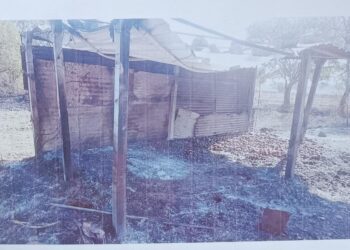 कोठा जाळला, रस्ता आडवला, जिवे मारण्याची धमकी दिली तरीही गुन्हा नोंद होईना