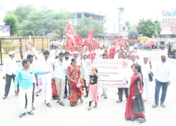 Beed : प्रलंबित मागण्यांसाठी भर उन्हात महिला मोर्चात सहभागी