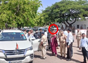 जिल्हा परिषद मध्ये गोंधळ घालणारा पालकमंत्र्याचा अघोषित पीए धनराज मुंडे परत पालकमंञी अतुल सावेंच्या ताफ्यात!