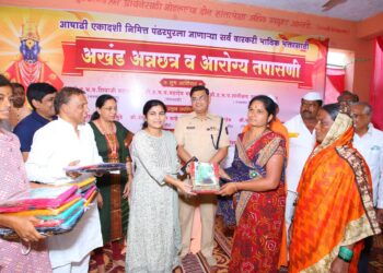 Beed : बीड मध्ये वारकरी महिलांना साड्यांचे वाटप!