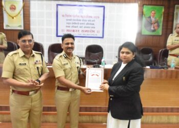 विशेष पोलीस महानिरीक्षक डॉ. ज्ञानेश्वर चव्हाण यांच्याकडून प्रशस्तीपत्रक देऊन गौरव!