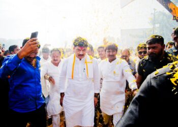 ना.धनंजय मुंडेंचे अभुतपुर्व स्वागत; बीडमध्ये बबन गवतेंनी दाखविली ताकद