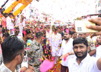 बांगर कुटुंबाचे वेगळे अगत्य; बाळा बांगर यांच्याकडून मंञी धनंजय मुंडे यांचे भव्य स्वागत!  