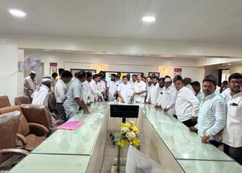 जिजाऊ माँसाहेब मल्टीस्टेट घोटाळा; ठेवीदारांनी घेतली या मंत्र्यांची भेट!