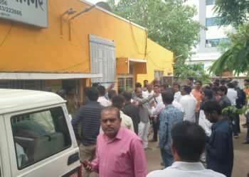 Beed : केएसके महाविद्यालयात बँचवर आक्षेपार्ह मजकूर: शिवाजीनगर पोलीस ठाण्यात अज्ञात व्यक्तीसह शिक्षकावर गुन्हा दाखल!