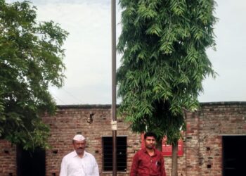 वैद्यकिन्ही येथे संस्थेचे सचिव व मुख्यध्यापक यांनी शाळेच्या शिपायाला ध्वजारोहण करण्याचा मान दिला