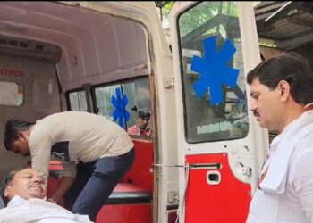 परळीतील सहकाऱ्यांचा मुंबईत अपघात, कॅबिनेट बैठक सोडून धनंजय मुंडे रुग्णालयात आले धावून