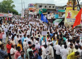 दुष्काळाची मागणी करत बदामराव पंडितांच्या नेतृत्वाखाली हजारो शेतकऱ्यांचा जनआक्रोश मोर्चा तहसीलवर धडकला