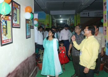 Beed : तहसील कार्यालयातील चित्र प्रदर्शनीला उत्स्फूर्त प्रतिसाद