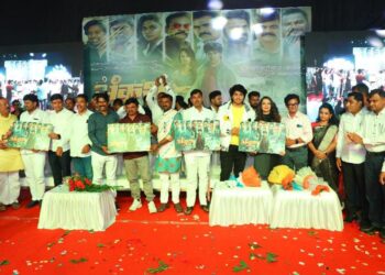 बीडमध्ये अंकुश चित्रपटाच्या प्रमोशनला नागरिकांची गर्दी