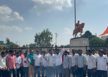 Beed : धनंजय मुंडे पालकमंत्री होताच बीडमध्ये राष्ट्रवादीचा जल्लोष; राष्ट्रवादीचे नेते बळीराम गवते यांनी कार्यकर्त्यांना भरवले पेढे