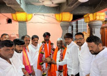 दैवत मानलेल्या नारायण गडाच्या चरणी मनोज जरांगे पाटील नतमस्तक