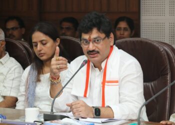 धनंजय मुंडे यांचे पालकत्व! सलग 6 तास मॅरेथॉन बैठकांचे सत्र!