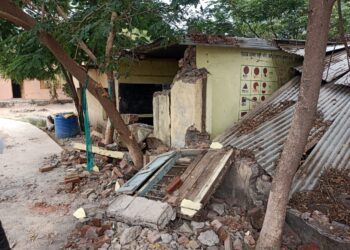 विद्यार्थ्यांचे जीव गेल्यावरच शाळा दुरुस्ती करणार का?? गेवराई तालुक्यातील जिल्हा परीषदेची शाळा पडली