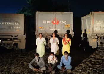 अवैध वाळू वाहतूक करणारे टिप्पर पकडले; नवरात्रीनिमित्त स्थापन केलेल्या महिला पोलीस पथकाची कारवाई