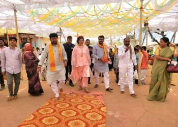 महायुतीच्या उमेदवार पंकजाताई 307 मधील आरोपीला सोबत घेवून फिरू लागल्या