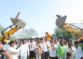 देवदर्शन करीत बजरंग सोनवणे उमेदवारी भरण्यासाठी बीडकडे रवाना