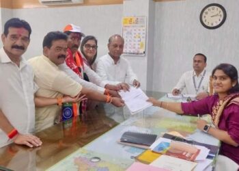 शेतकरी पुञ बजरंग सोनवणे यांनी महापुरुषांना अभिवादन करत उमेदवारी अर्ज दाखल केला