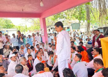 कुणब्याच्या पोराचे जातीचे प्रमाणपत्र सभेत दाखविण्यापेक्षा विकास कामाचे कागदपत्रे दाखवावित 