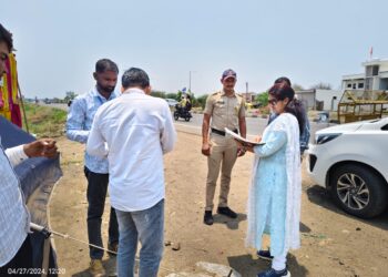 जिल्हा निवडणूक अधिकारी यांची खामगांव एसएसटी पथकाला भेट