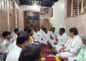 धनंजय मुंडेंनी बाहेगव्हाण येथे केले मस्के कुटुंबियांचे सांत्वन