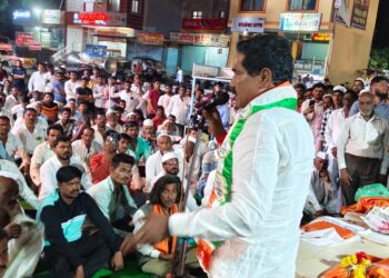 शेतकरी ऊसतोड आणि कामगार यांचे पैसे देणे ही आमची ‘ औकात ‘ !