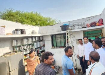 वादळी-वारा, पावसाने झालेल्या नुकसानीची आ.संदीप क्षीरसागरांकडून पाहणी