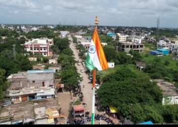 आष्टीत ज्येष्ठ नागरिकांच्या हस्ते १०१ फुटी तिरंगा ध्वजारोहण संपन्न