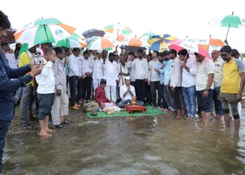 आ.संदीप क्षीरसागरांनी केले बिंदुसरा प्रकल्पावर जलपूजन