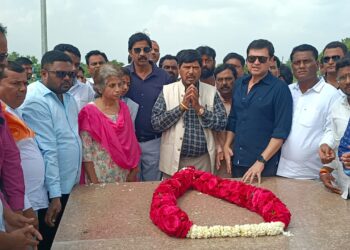 केंद्रीय मंत्री रामदास आठवले यांच्याकडून लोकनेते विनायकराव मेटे यांना आदरांजली अर्पण