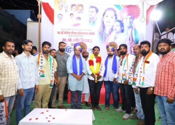 डॉ.योगेश क्षीरसागरांच्या नेतृत्वावर विश्वास ठेवत शेकडो युवकांच्या हाती ‘घड्याळ’