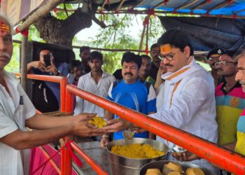 परळीतील डोंगर तुकाई देवीचे धनंजय मुंडेंनी घेतले दर्शन