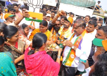 फक्त आष्टी मतदारसंघातच कमळाला रोखण्यासाठी घड्याळ निशाणी दिलीय काय? फक्त निवडणूकीपुरते दारात येणाऱ्याला थारा देऊ नका- सुरेश धस