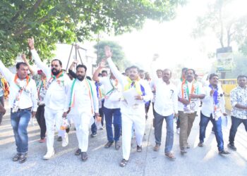 धनंजय मुंडेंच्या प्रचारार्थ परळी शहरात महायुतीच्या पदाधिकारी-कार्यकर्त्यांची प्रचार फेरी, नागरिकांचा उत्स्फूर्त प्रतिसाद