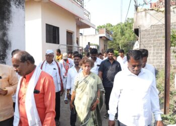 बीड मतदार संघाचा विकास “उजेडात” आणण्यासाठी ज्योतीताईंच्या “बॅटरीला” निवडून देण्यासाठी  जनता सरसावली